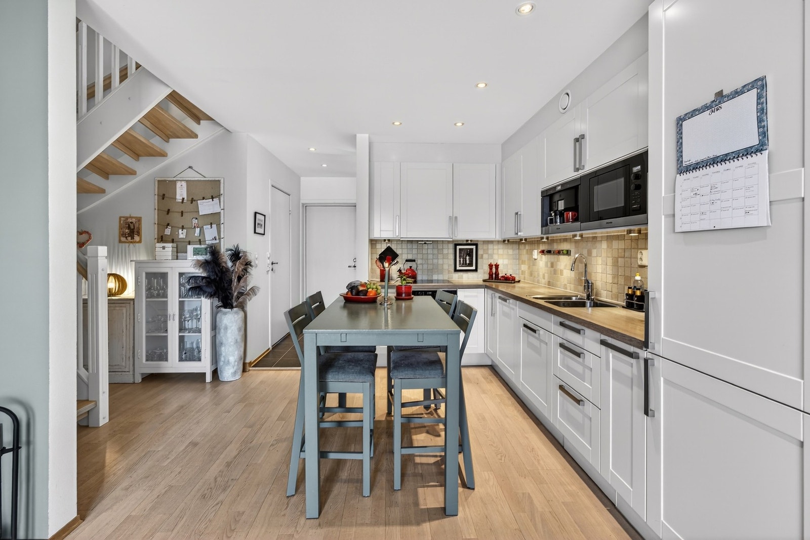 Kjøkkenet er stilrent og ligger i åpen løsning mot stuen. Galleribilde