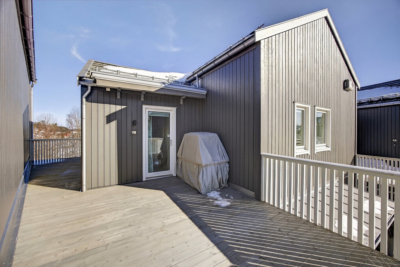 God plass til utemøblement og grill etter eget ønske og behov. Det er montert markise. Galleribilde