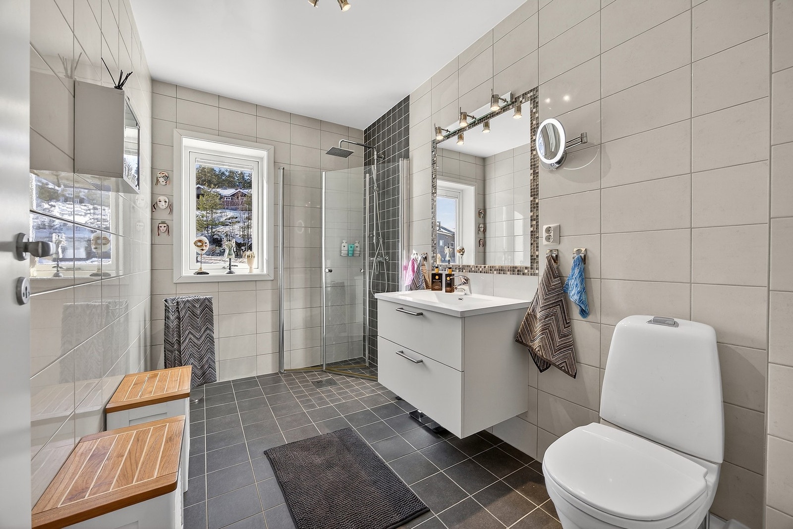 Flislagt bad med gulvvarme i 2. etasje. Galleribilde