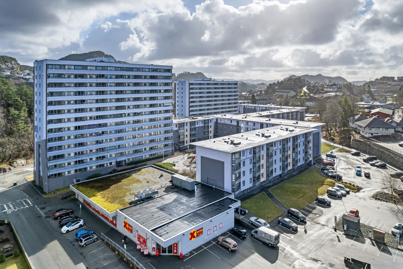 Coop Extra er nærmeste dagligvare butikk! Bare 1 min gange fra leiligheten! Galleribilde