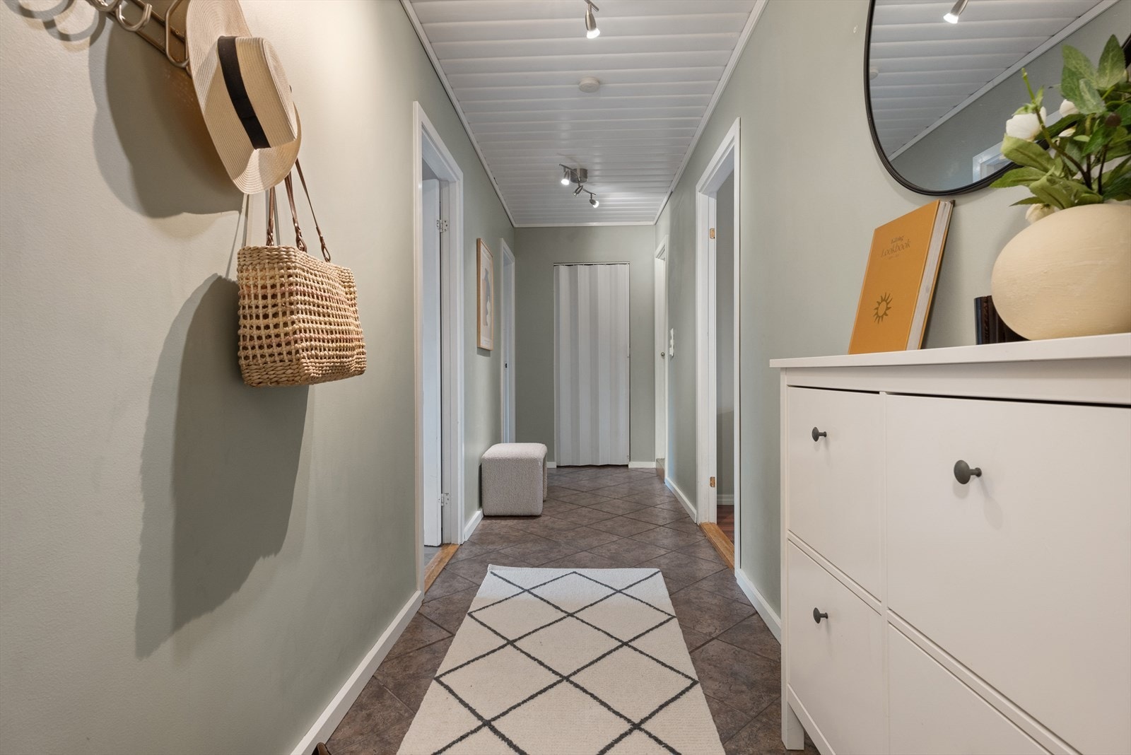 Innbydende gang med gode oppbevaringsmuligheter! Galleribilde