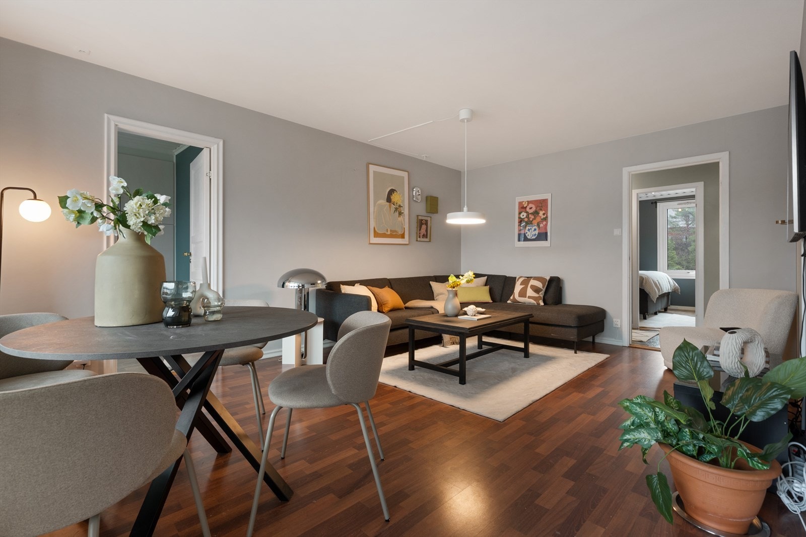 Stuen er malt i lyse farger! Galleribilde