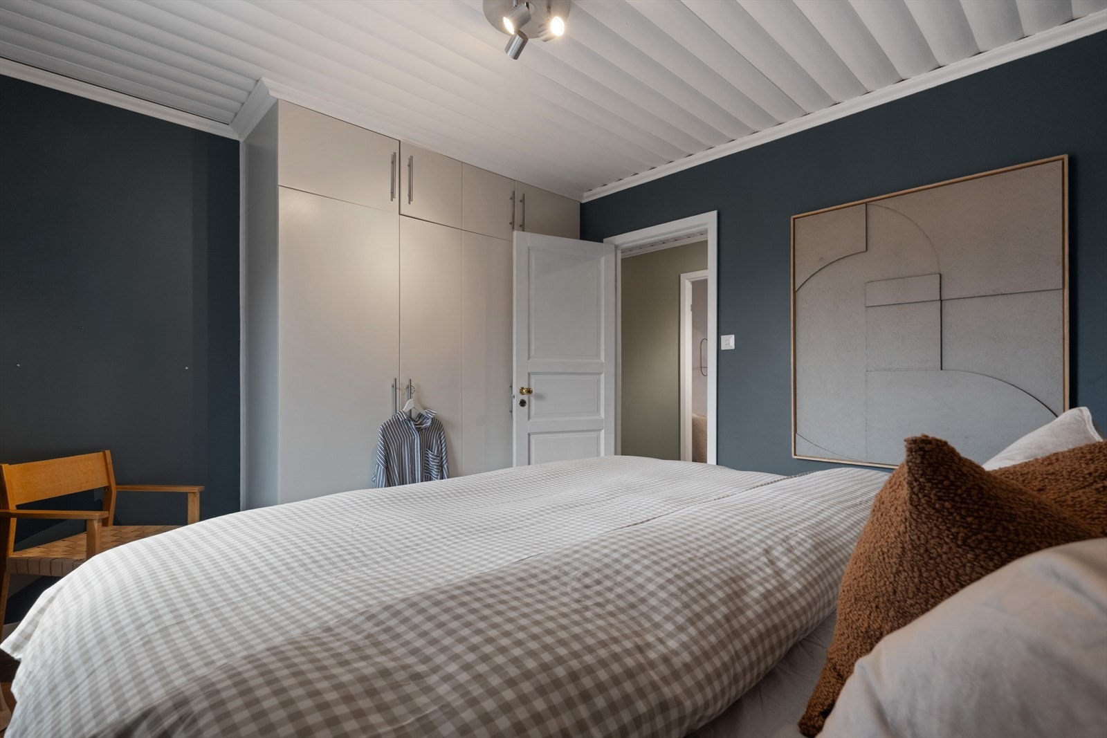 Hoved soverom måler hele 12 kvm og har rikelig med skapplass. Galleribilde