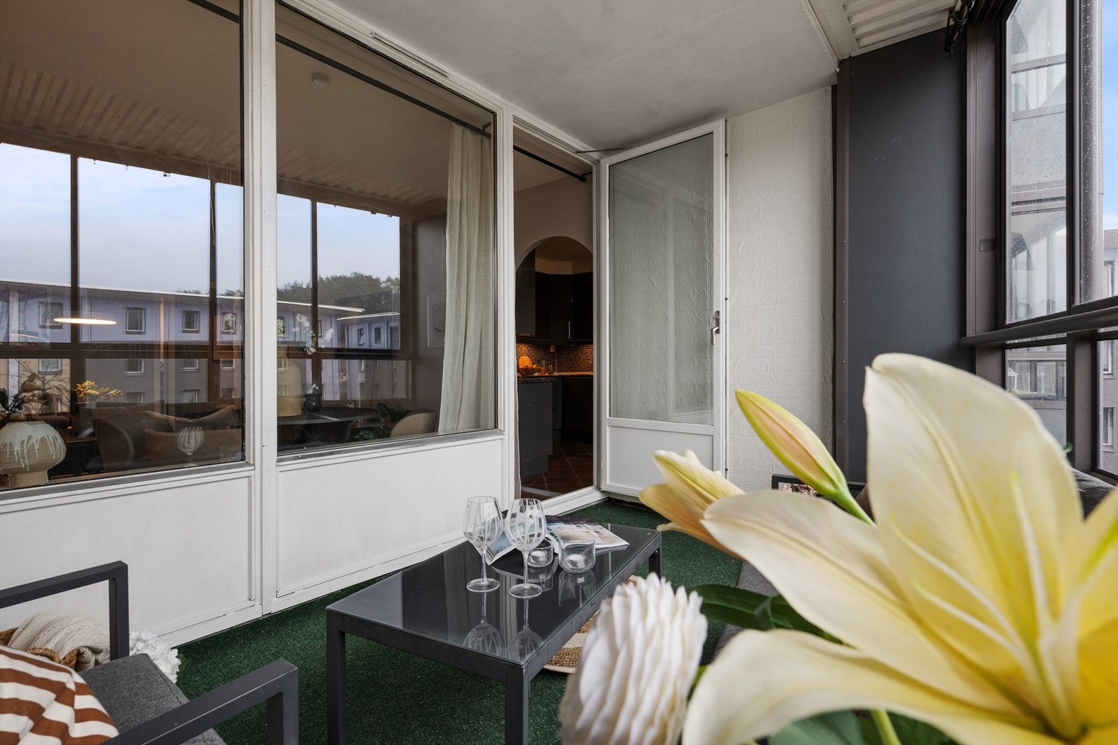 Fra stuen er det utgang til innglasset balkong på hele 9 kvm! Galleribilde