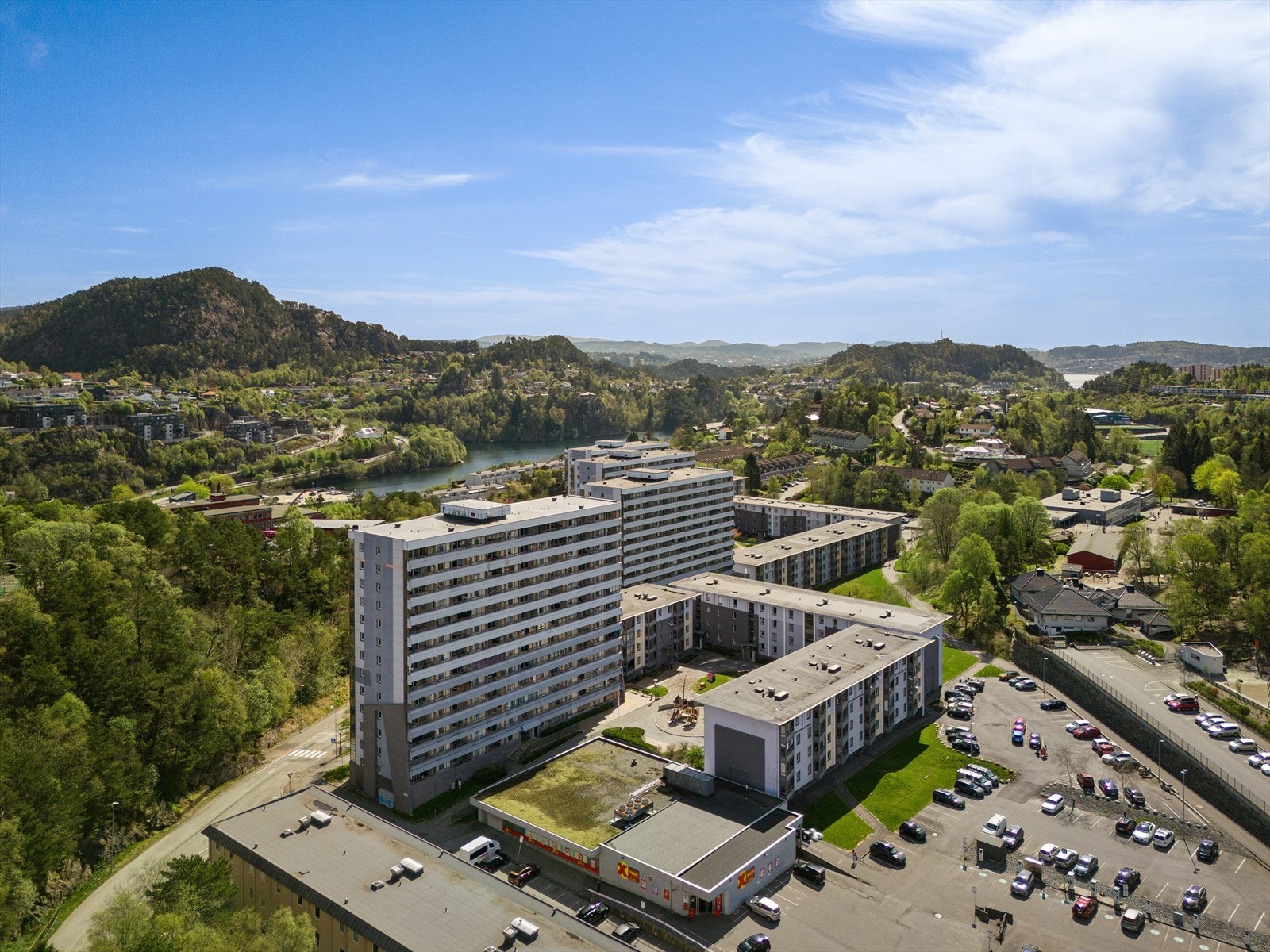 Borettslaget har felles parkeringsplass der hver leilighet kan registrere egen bil og gjester via UNUM-appen. Galleribilde