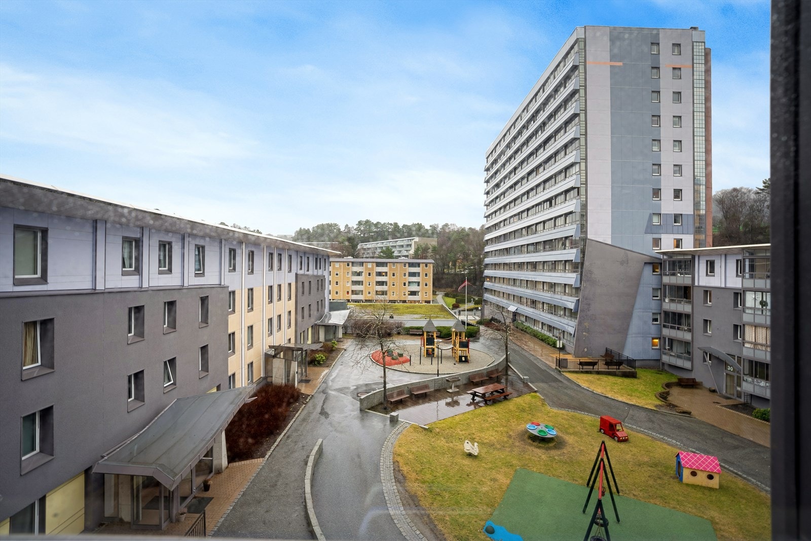 Pent opparbeidet felles areal med lekeplasser! Galleribilde