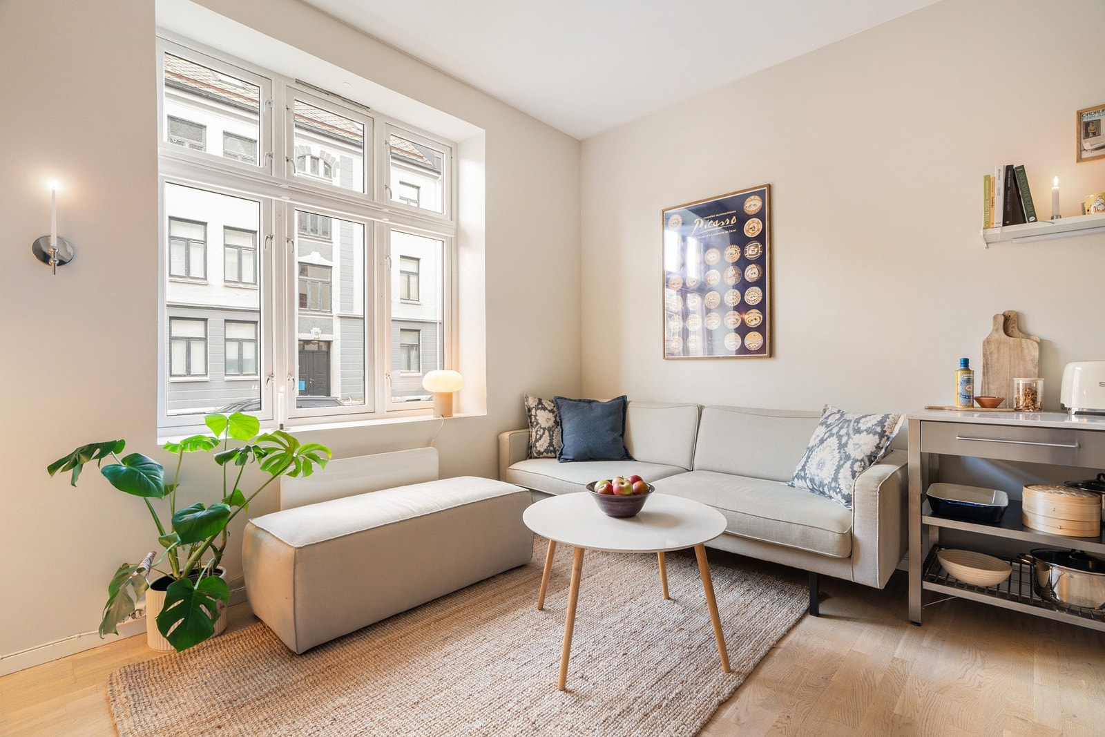 Kjøkken/stue har store vindusflater med dype vinduskarmer. Galleribilde