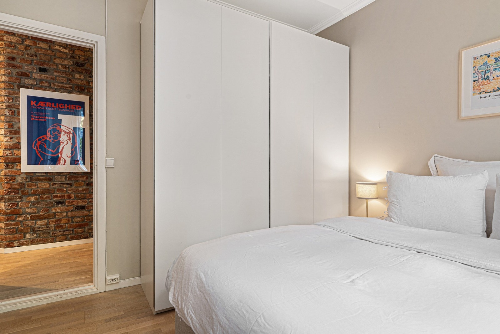 Garderobeskap medfølger handelen. Galleribilde