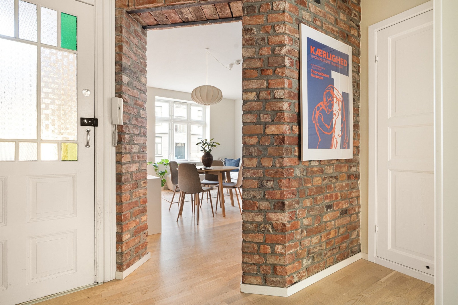 Eksponert teglssteinvegg, god takhøyde og dype vinduskarmer gir leiligheten et klassisk særpreg. Galleribilde