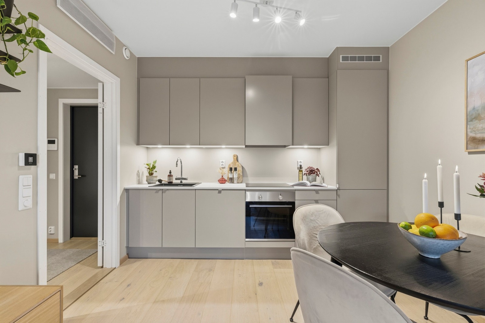 Pent kjøkken som har godt med skap- og benkeplass. Galleribilde