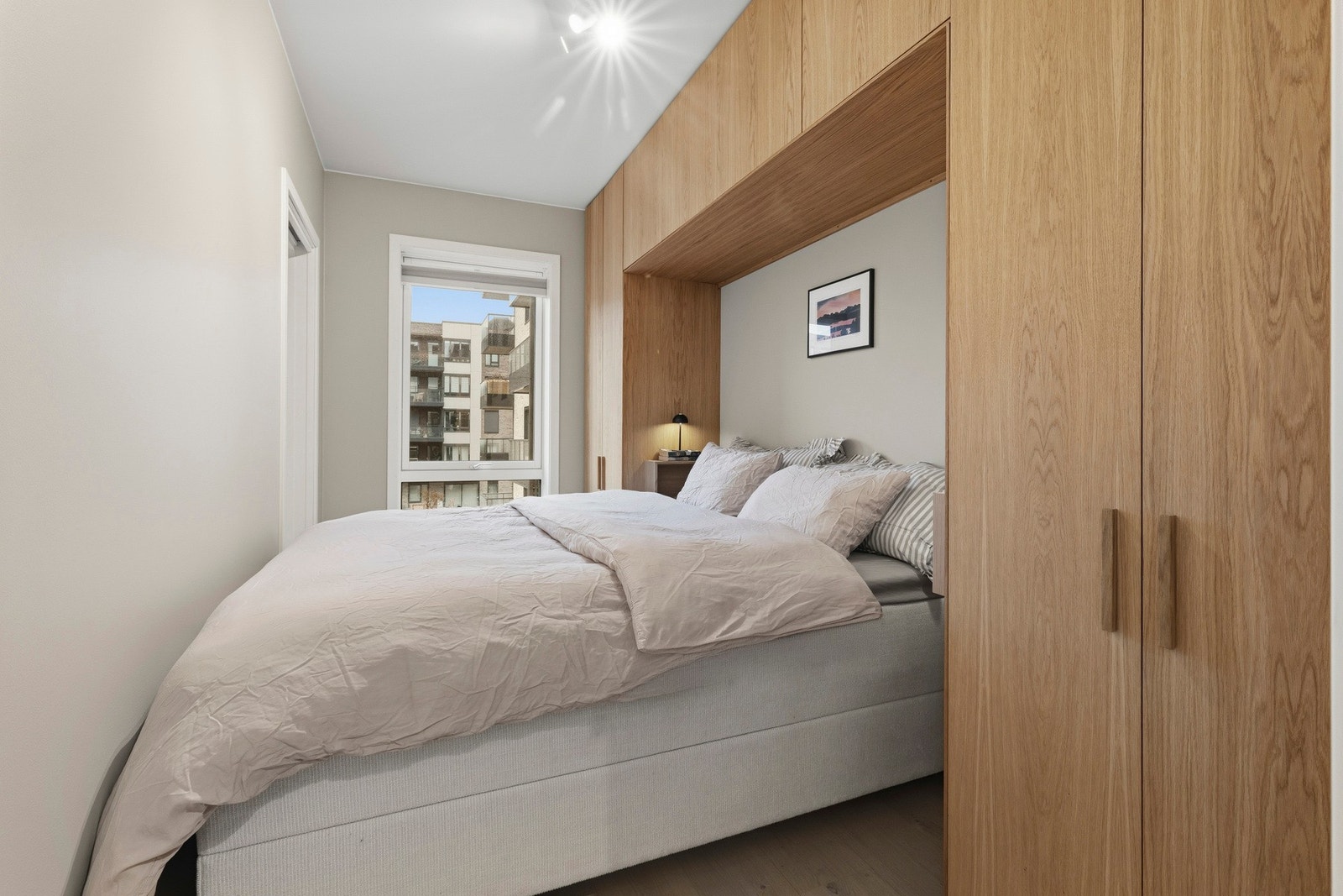 Soverommet er av god størrelse. Sideskapene på soverommet er PAX-system som er innebygd av møbelsnekker med tilpassede overskap. Galleribilde