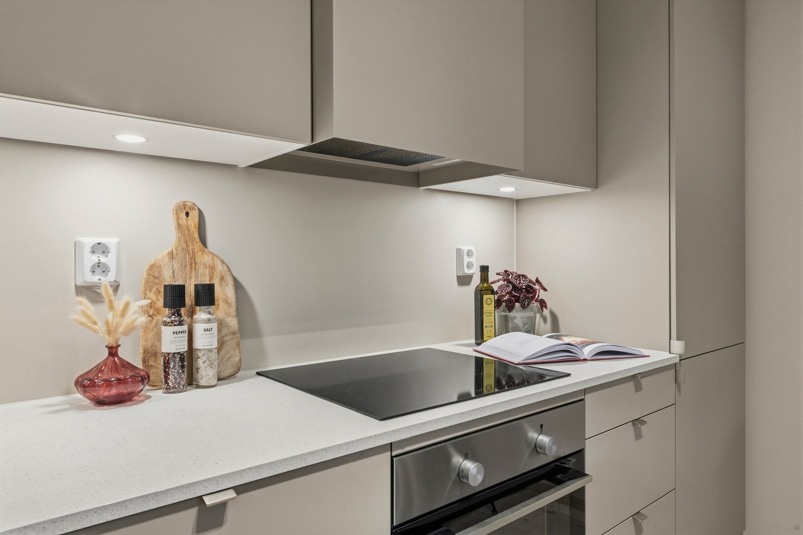 Integrerte hvitevarer med innfelt platetopp i benkeplate,
oppvaskmaskin, komfyr og kjøl/frys. Galleribilde