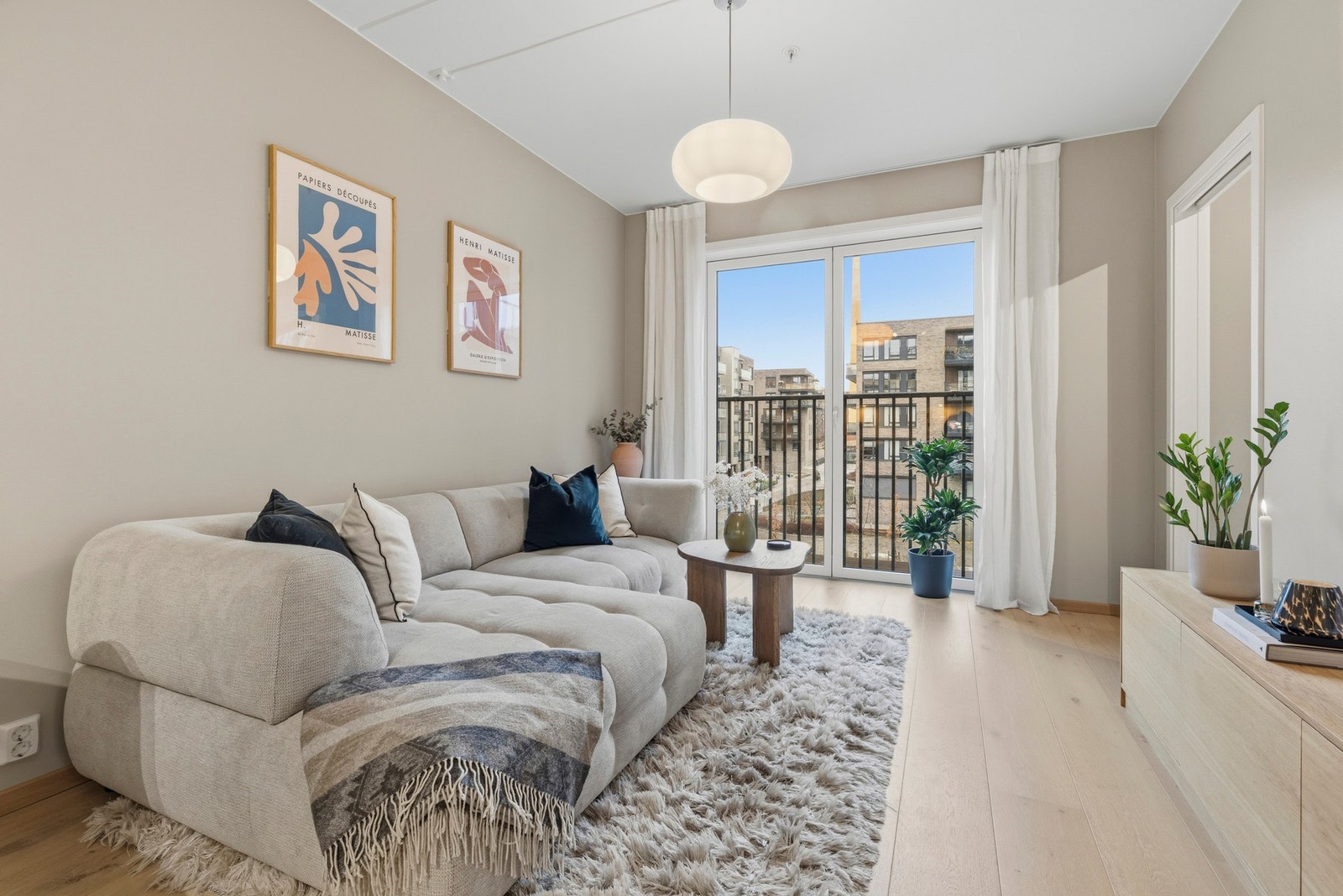 Stuen er av god størrelse med store vinduer som slipper inn rikelig med naturlig lys. Galleribilde