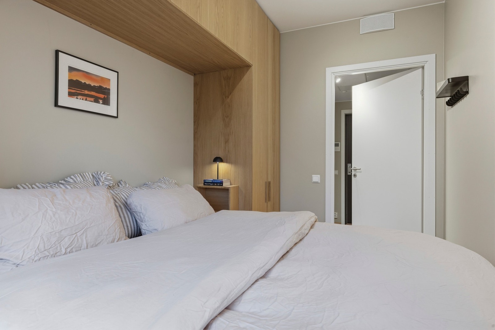 Rommet er malt i en delikat og fin fargetone. Galleribilde