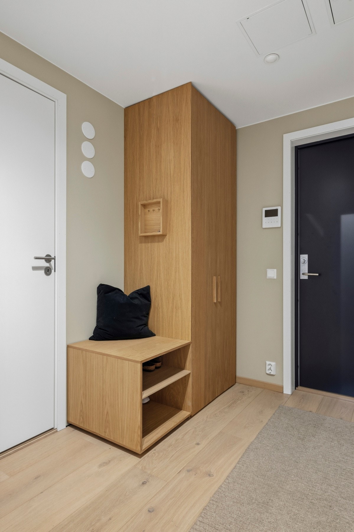 Rikelig med plass til klær og sko. Galleribilde