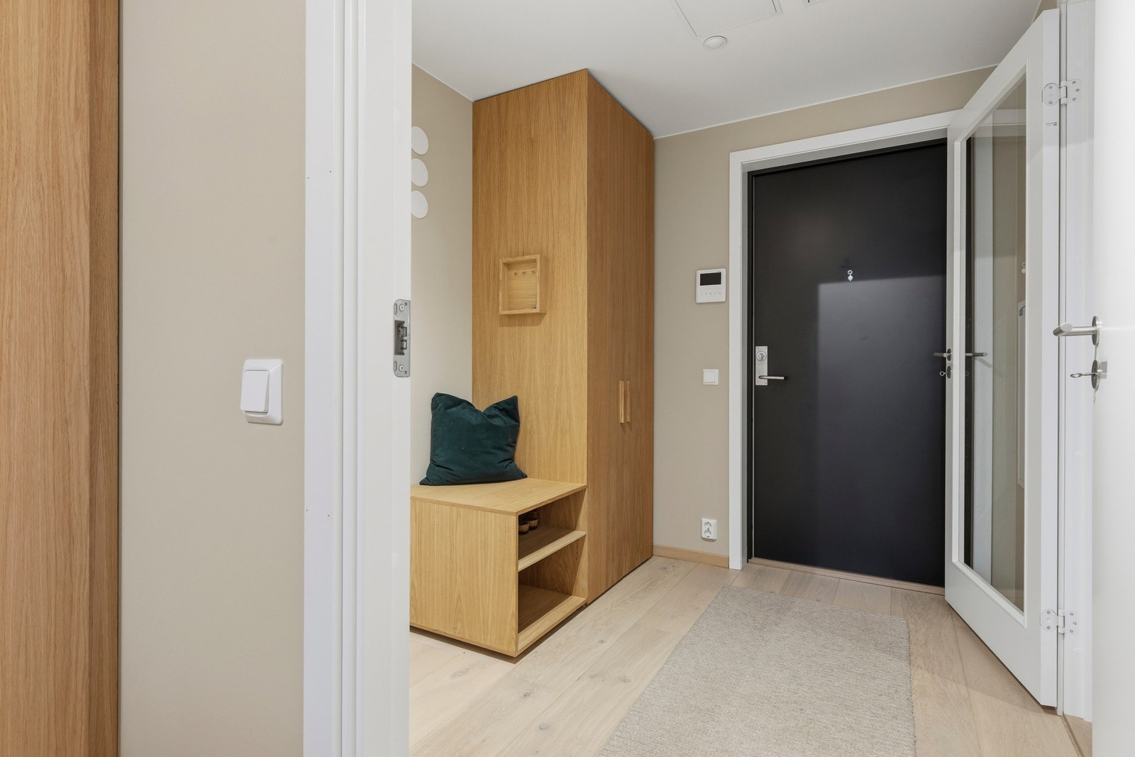 Innbydende entré. Skapet er PAX-system innebygd av møbelsnekker. Galleribilde