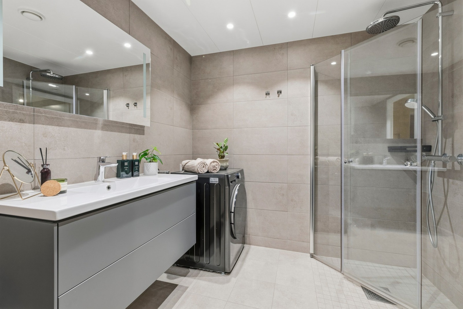 Badet har servant på
vegghengt servantskap, vegghengte dusjdører i glass. Opplegg for vaskemaskin. Galleribilde