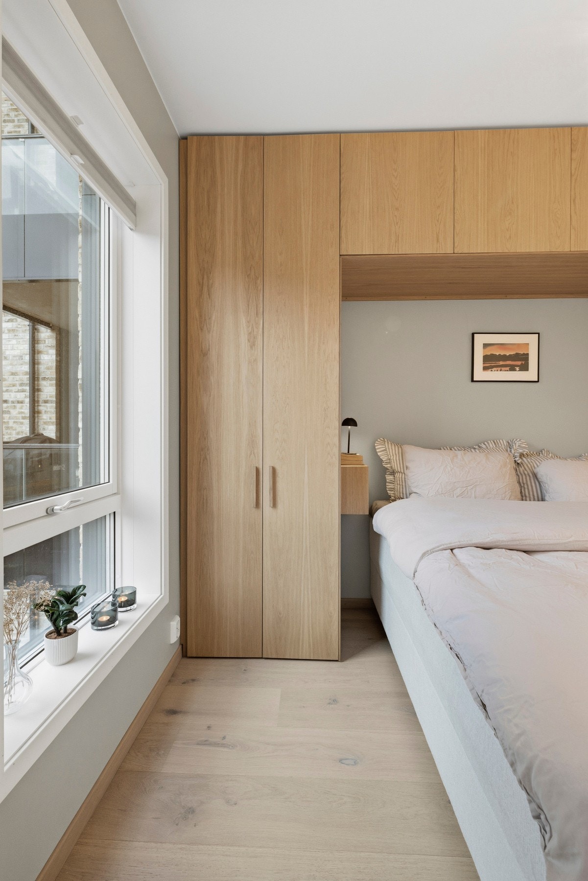 Stort vindu som slipper inn rikelig med naturlig lys. Galleribilde