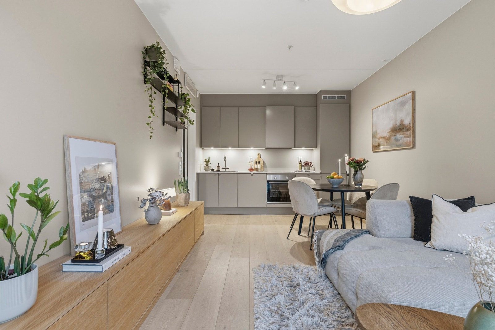 Det er god plass til sofa med tilhørende møblement og spisebord. Galleribilde