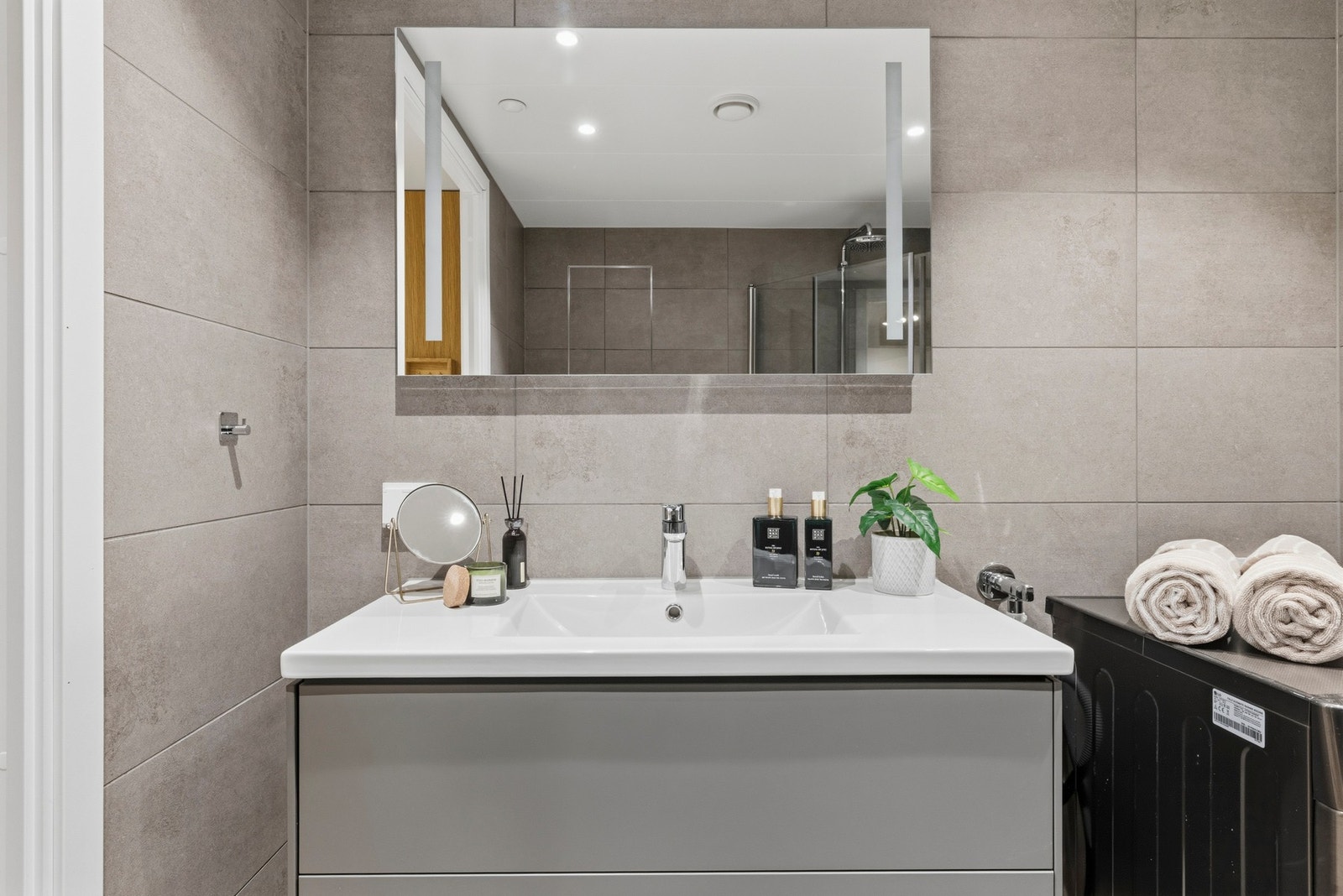 Badet har fine og moderne detaljer. Galleribilde