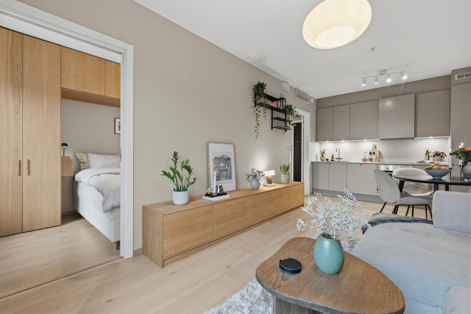 Leiligheten har en smart og fin planløsning. TV-benken har stammer fra IKEA og er innebygd av møbelsnekker. Galleribilde