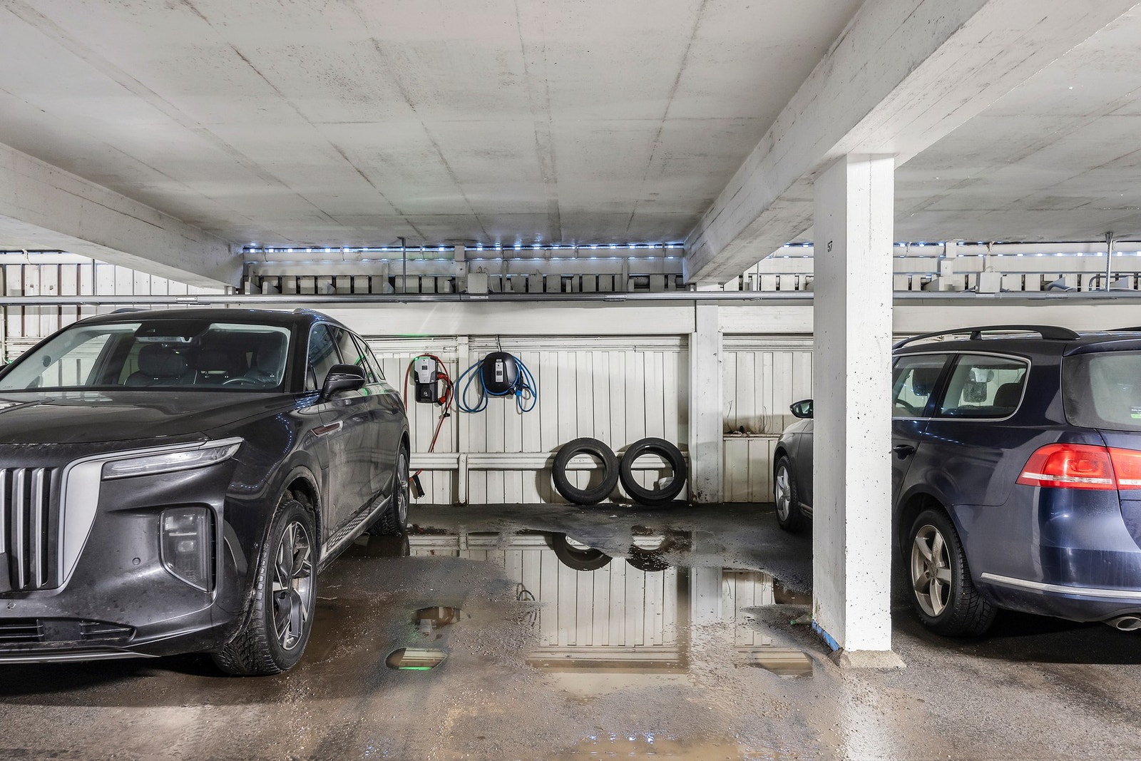 Boligen følger med en garasjeplass i felles garasjerekke. Galleribilde