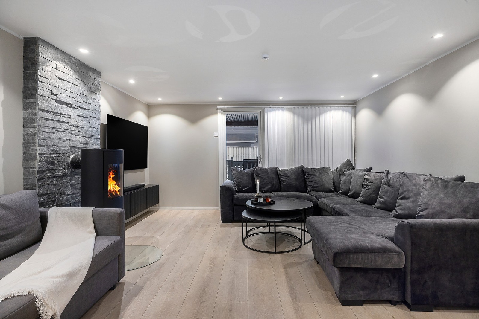 Trivelig oppholdsrom med god plass til sofagruppe. Galleribilde