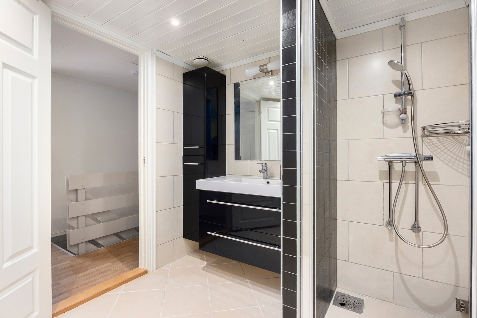 Badet er av romslig størrelse og har flislagte overflater. Galleribilde