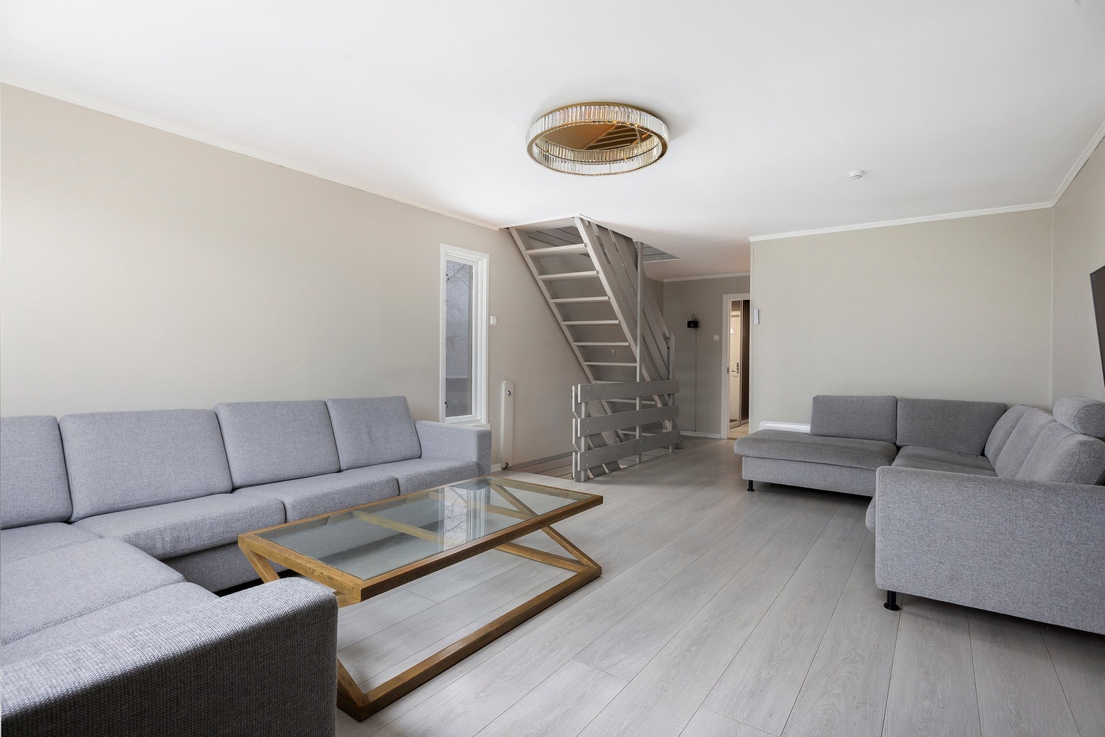 Stue med gode møbleringsmuligheter. Galleribilde