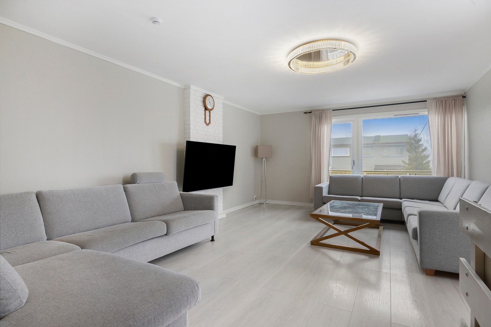 Stuen er gjennomgående og oppleves som meget lys og romslig. Galleribilde