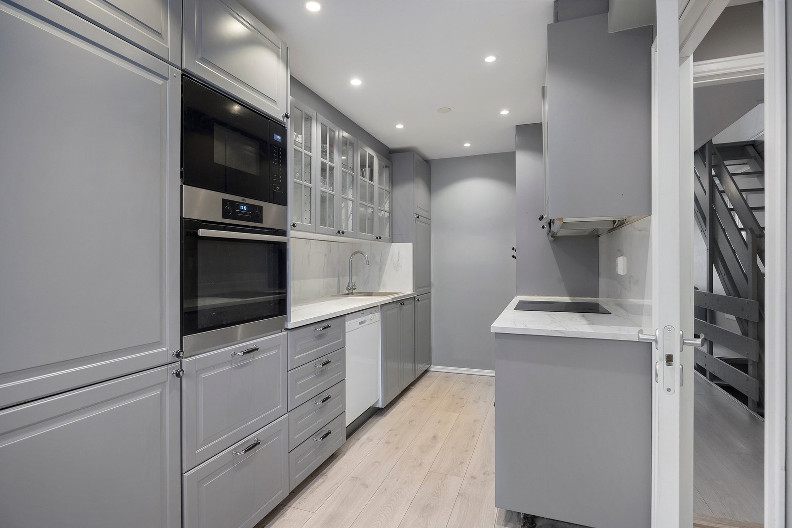 Laminat benkeplate med integrerte hvitevarer. Galleribilde