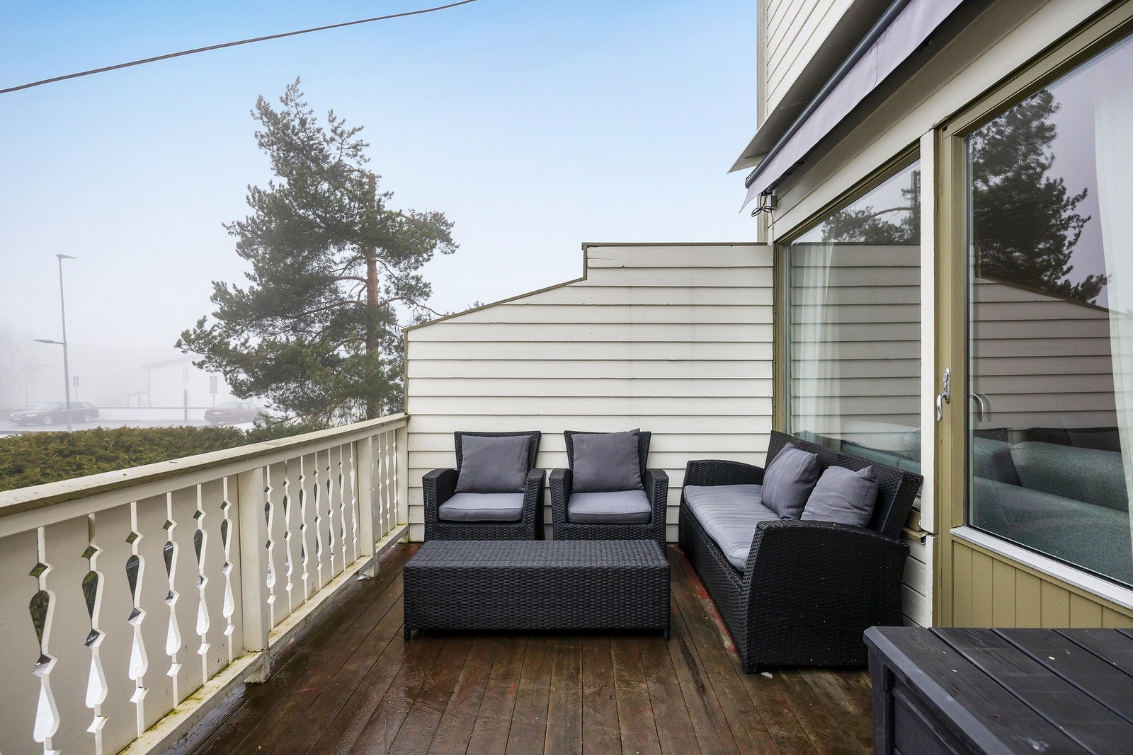 Solrik balkong med plass til utemøbler. Galleribilde