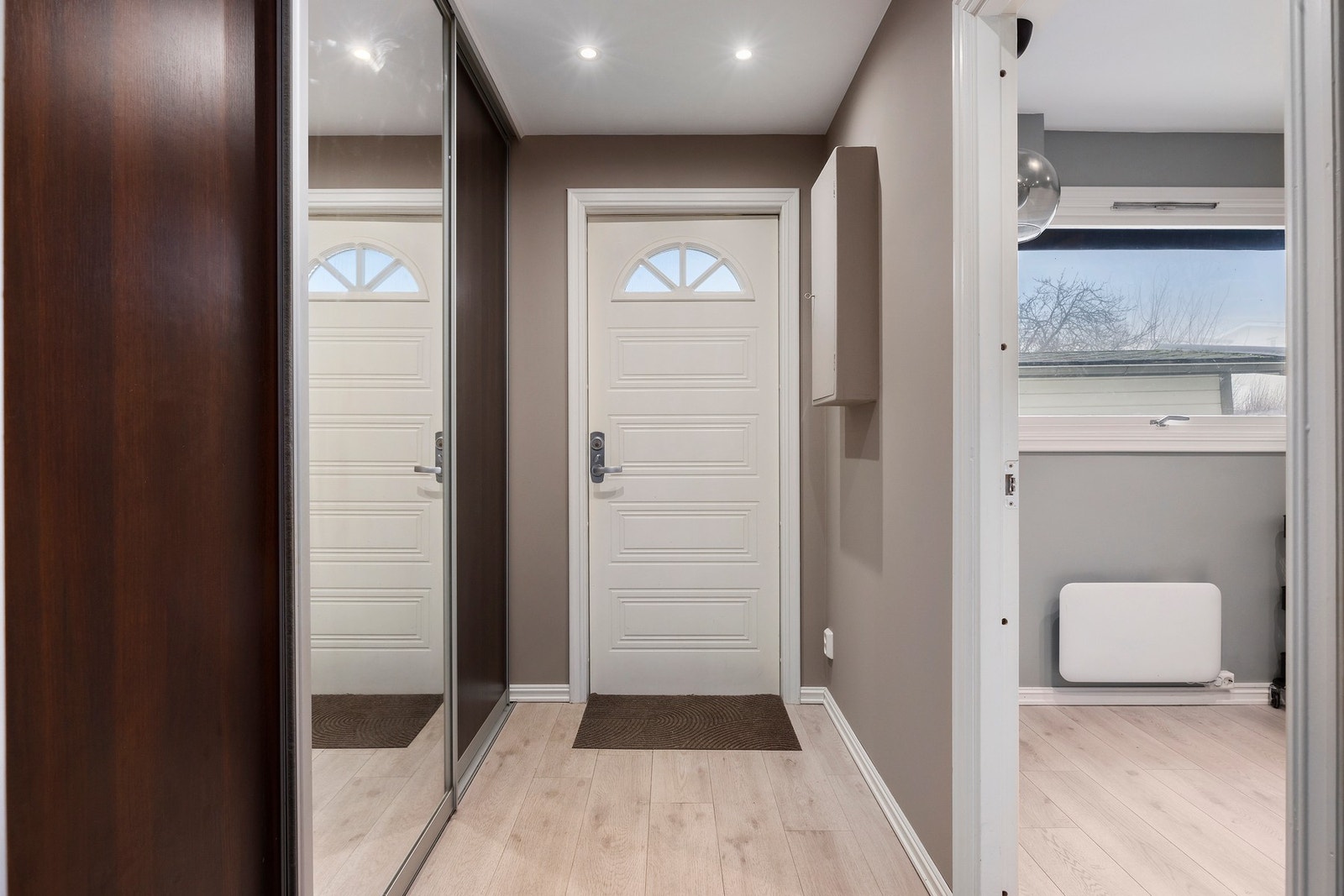 Inngangspartiet har en stor skyvedørsgarderobe med god lagringsplass. Galleribilde