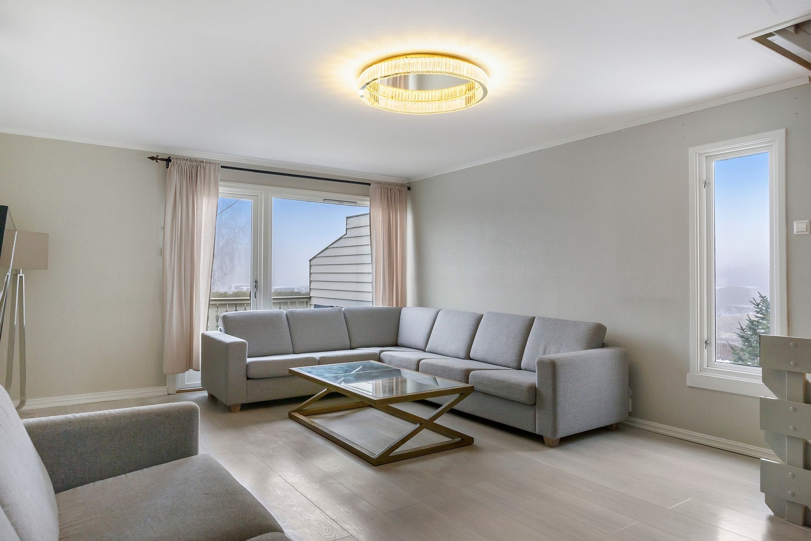 Stuen er lys og luftig med store vindusflater. Du kommer direkte ut til balkongen med gode solforhold. Galleribilde