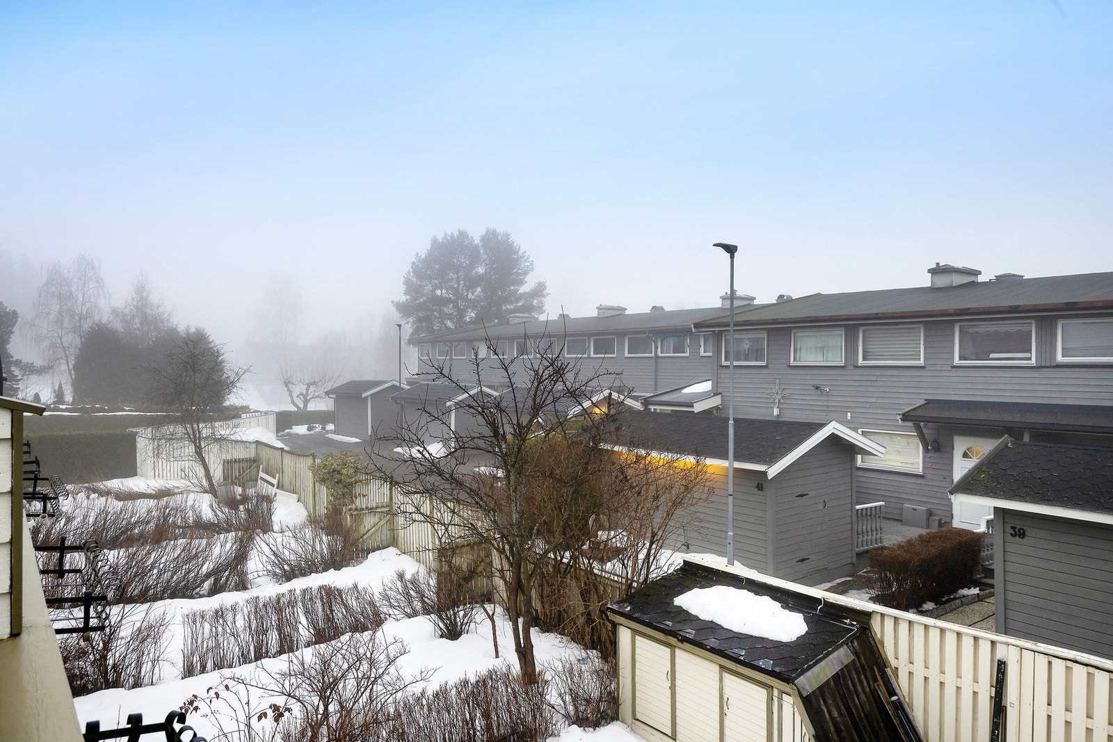 Utsiken fra balkongen ut mot nærområdet. Galleribilde