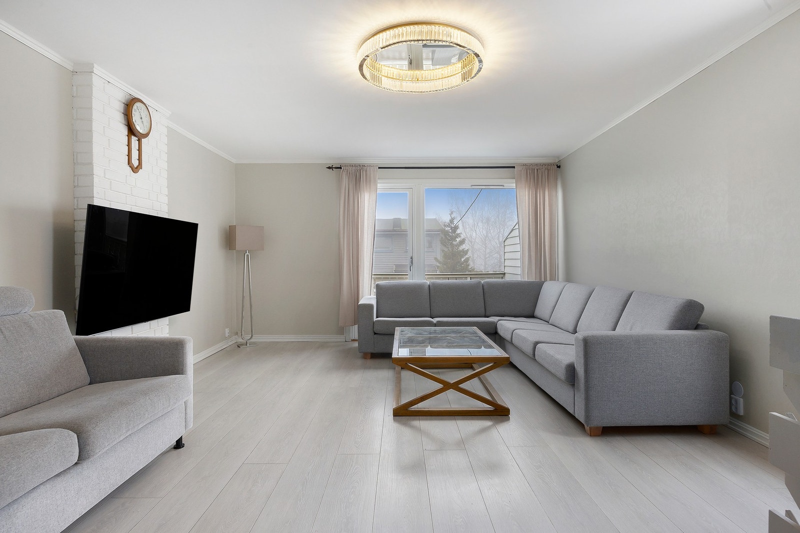 Romslig stue med plass til en stor sofaseksjon med tilhørende sofabord, og mediemøblement. Galleribilde