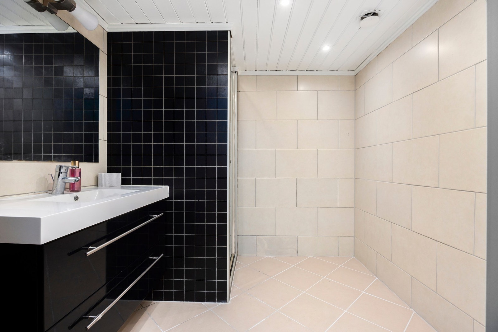 God plass til oppbevaring på badet. Galleribilde