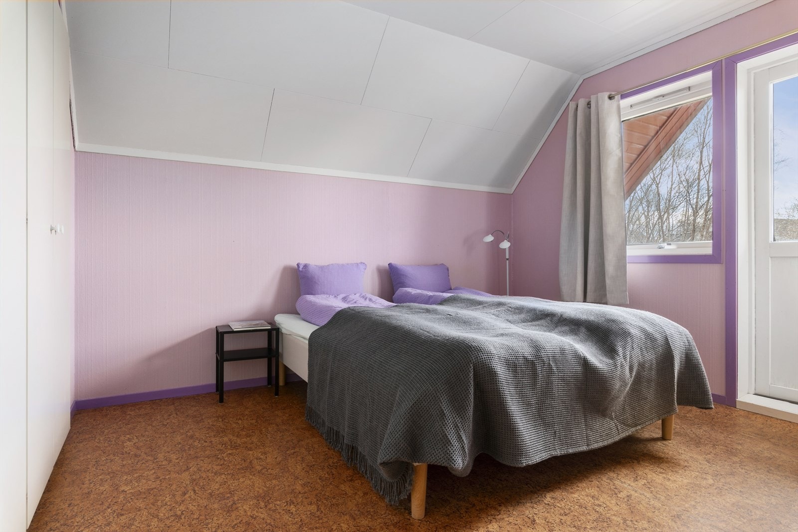 Hovedsoverommet vender mot vest. Plassbygd garderobe og utgang til veranda. Perfekt for klestørk og solnedganger. Galleribilde