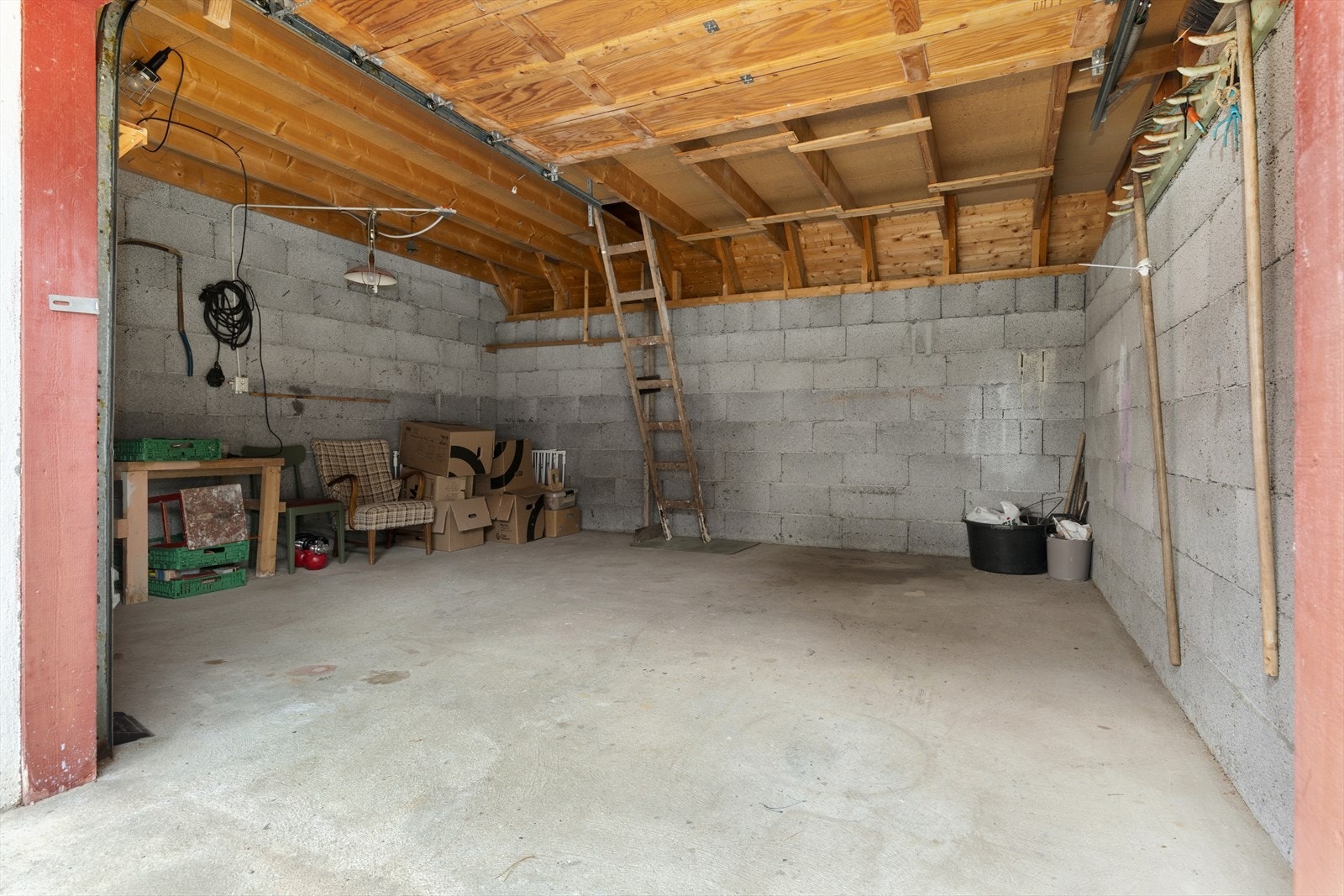 Garasjen er på 23 kvm og har samtidig oppbevaringsmuligheter på loftet. Galleribilde