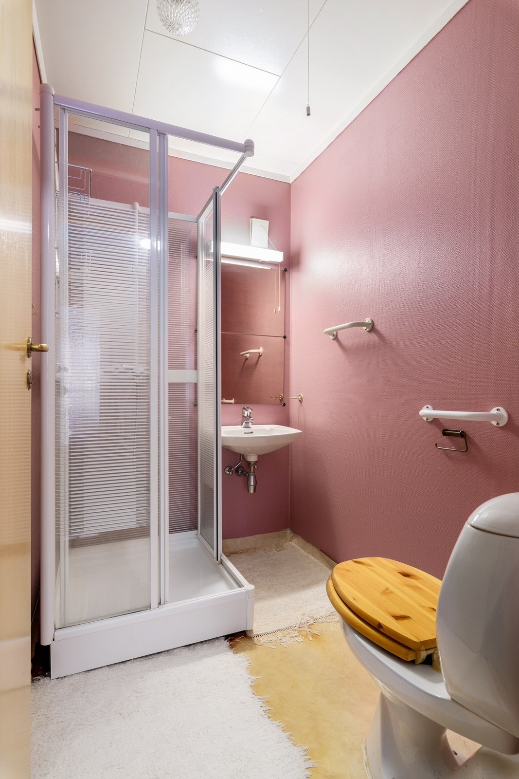 Badet i førsteetasjen er modent for utskifting. Galleribilde