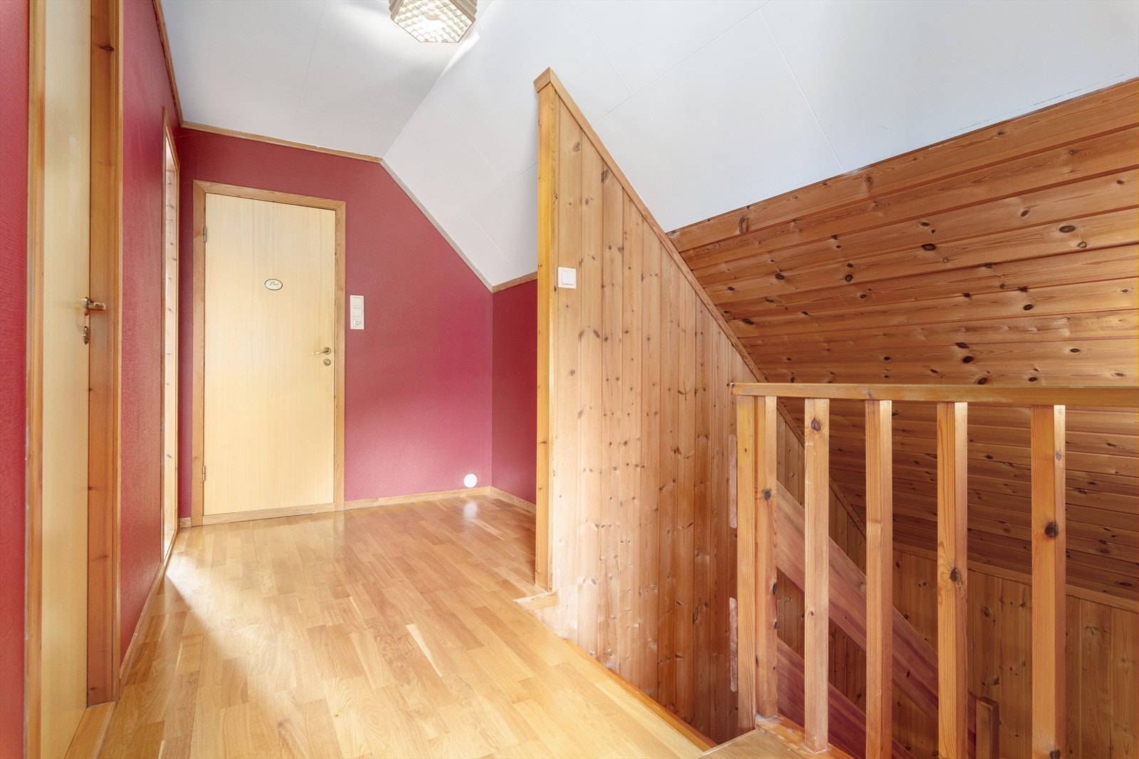 Oppe er det tre soverom, bad, oppbevaring og veranda. Galleribilde