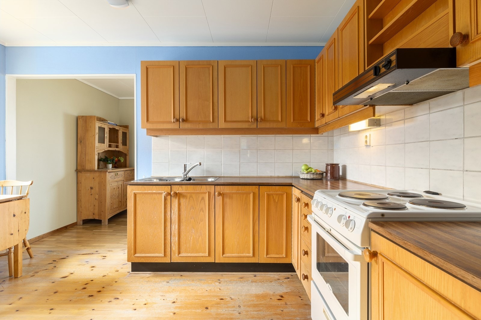 Kjøkkenet går i en L-form og har mulighet til å la hvitevarene medfølge. Lakkerte eikefronter. Galleribilde