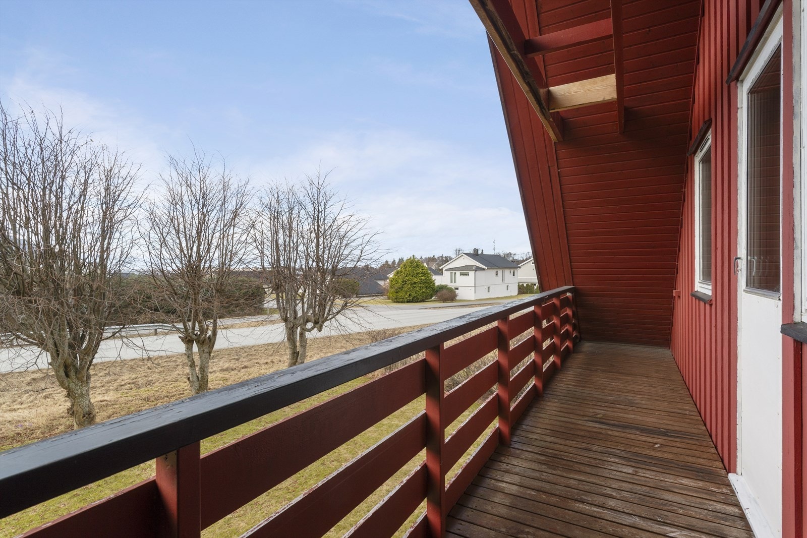 Fra andreetasjen har du fin utsikt mot Godøyfjellet og Alnes. Galleribilde