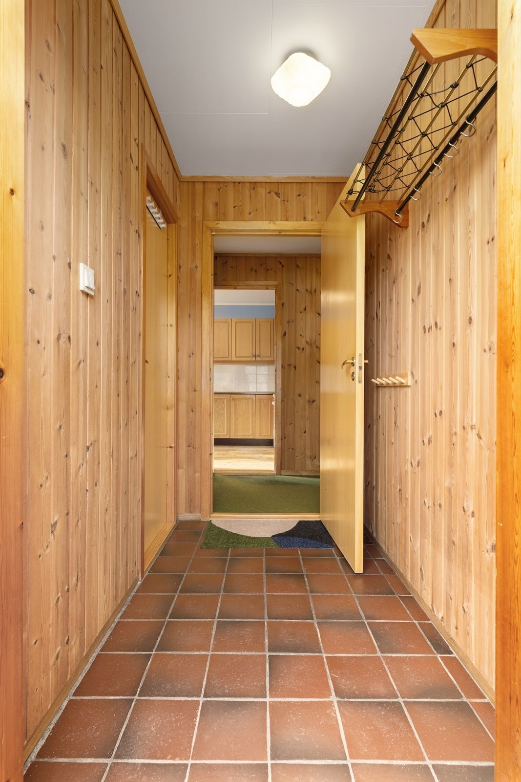 Velkommen inn! Gangen er flislagt, det er opphengsmuligheter og kort til vaskerom og bod. Galleribilde