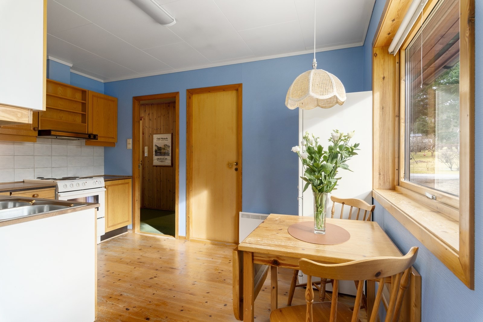 Det er også plass til en liten spisekrok på kjøkkenet hvor lekser kan gjøres underveis i matlagingen. Galleribilde