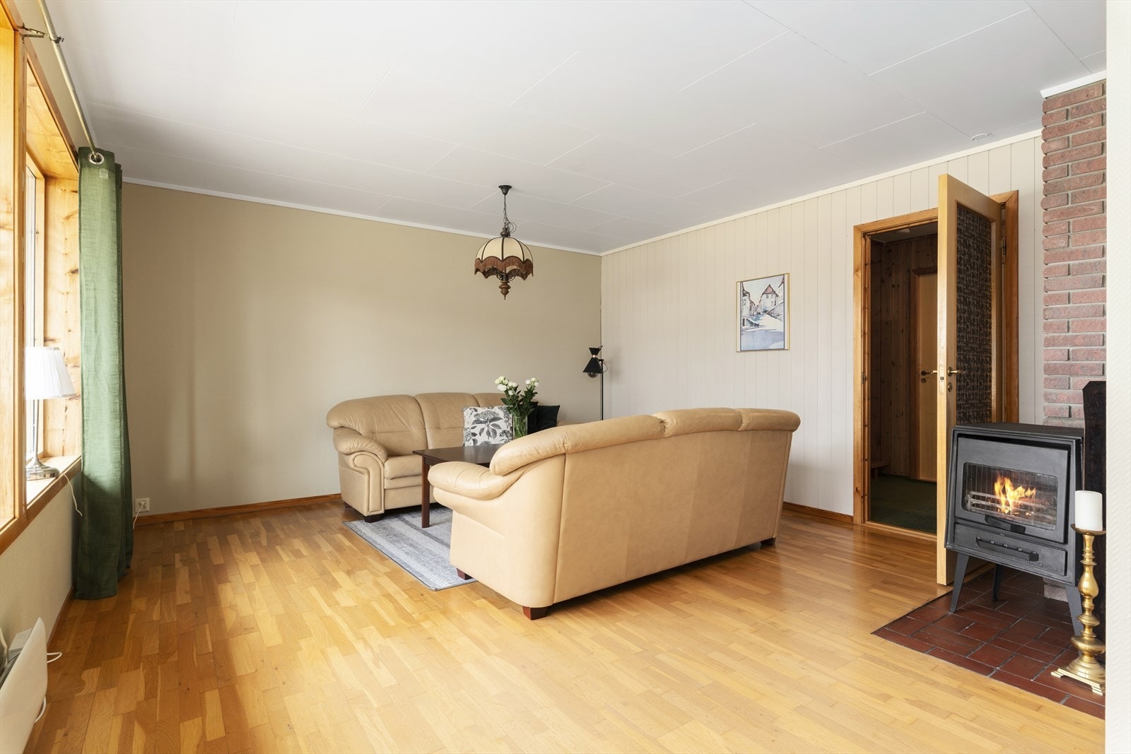 Stuen ligger mot front og har gode lysforhold. Galleribilde