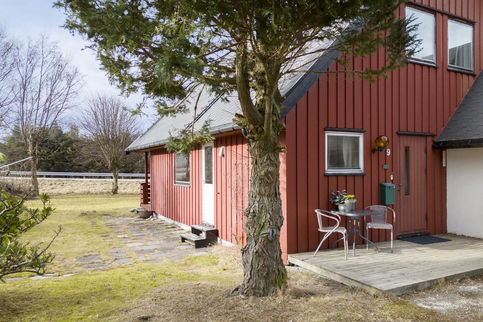 Boligen er fra 1983 og har en tomt på over 1,1 mål. Galleribilde