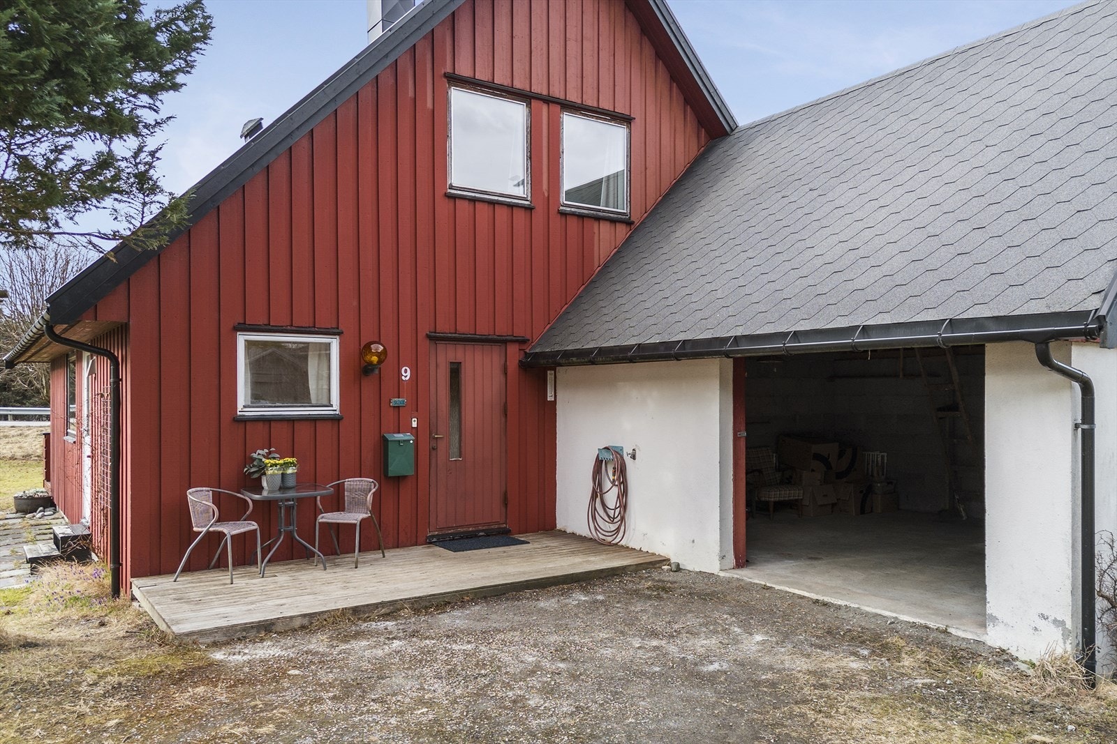 Boligen går over to etasjer og har i tillegg en garasje på 23 kvm. Galleribilde