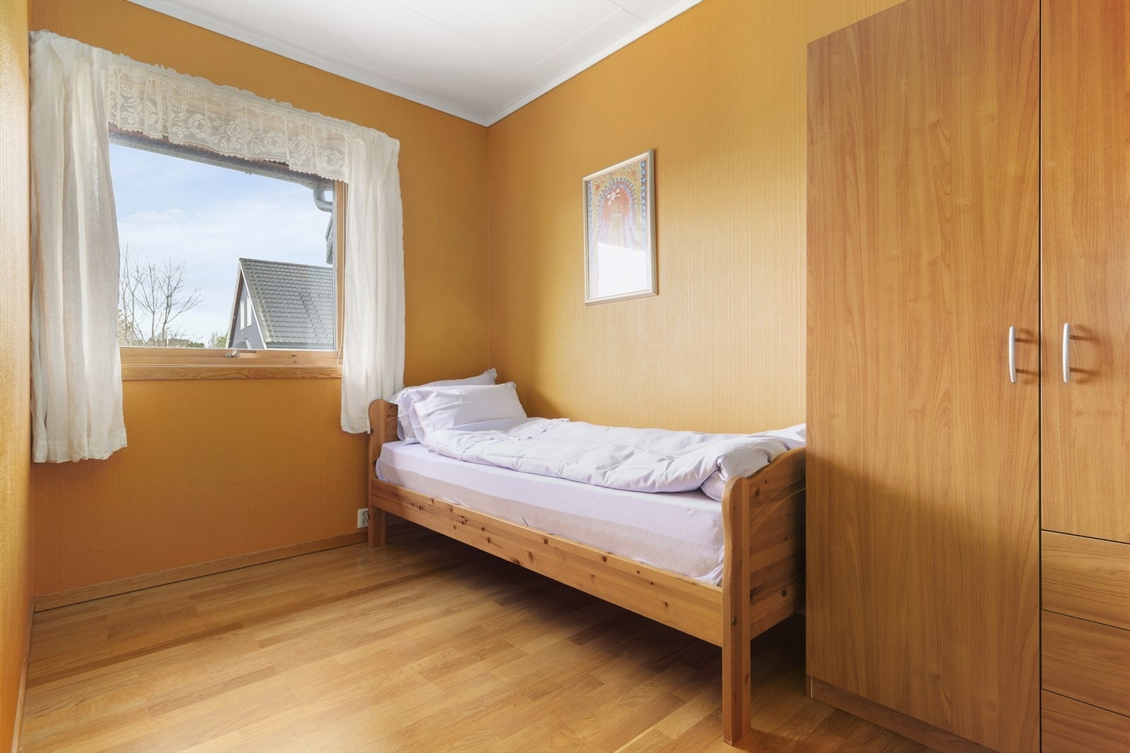 Ett av tre soverom. Galleribilde