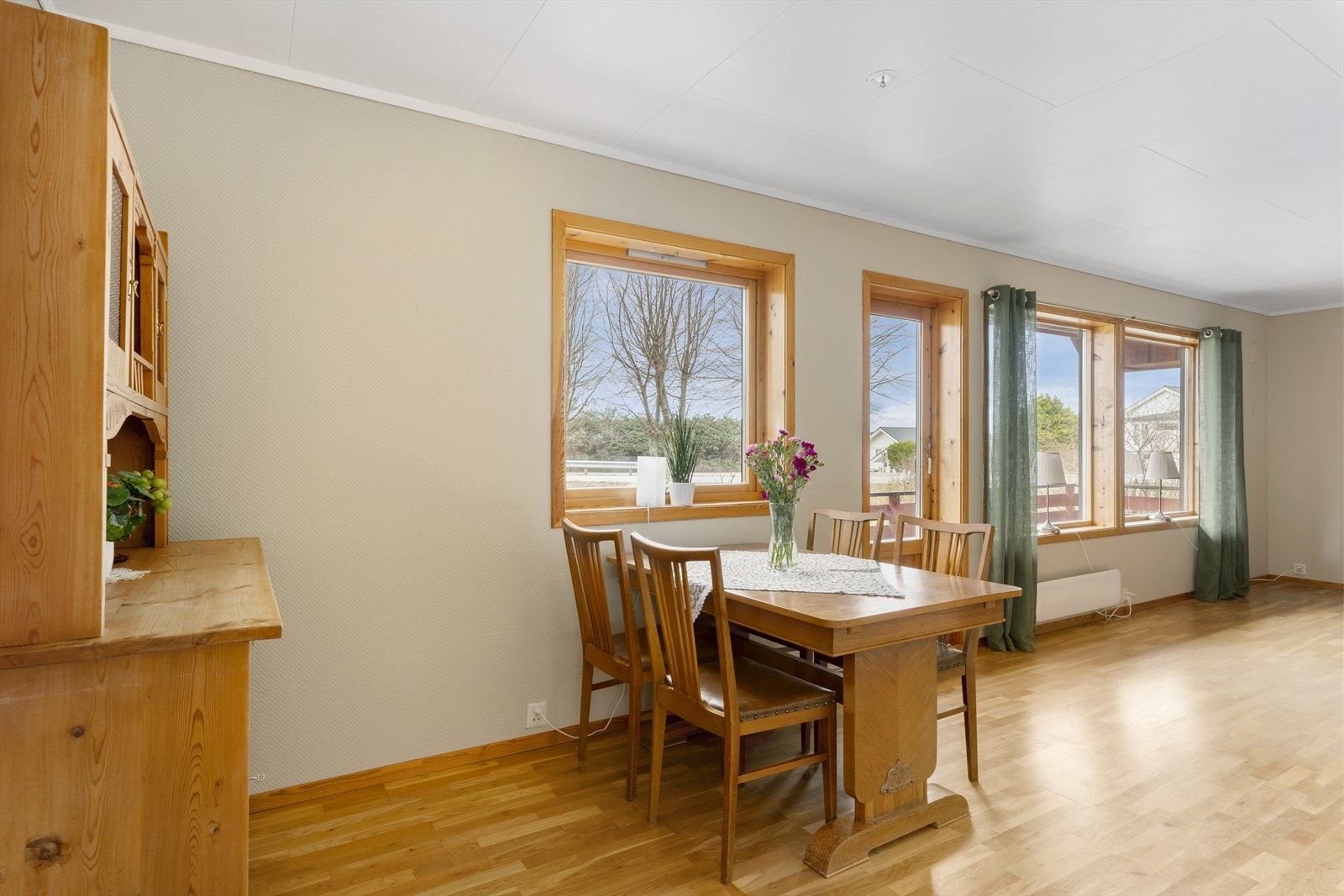 Parkett på gulvet og tapet på veggene. Galleribilde